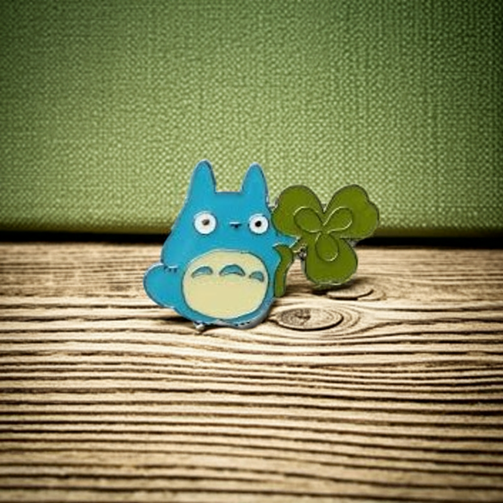 Ansteck-Pin blauer Totoro mit Kleeblatt