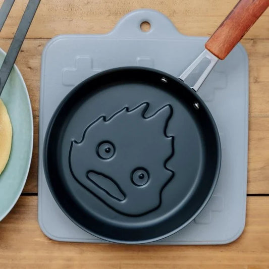 Pancake-Pfanne mit Calzifer-Motiv – Das wandelnde Schloss