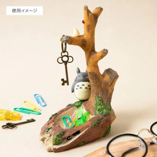 Schmuckbaum Totoro im Schatten eines Baumes - Mein Nachbar Totoro