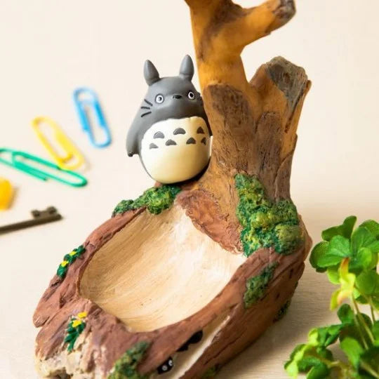 Schmuckbaum Totoro im Schatten eines Baumes - Mein Nachbar Totoro