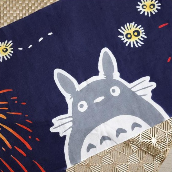 Tenugui Feuerwerk mit grauem Totoro